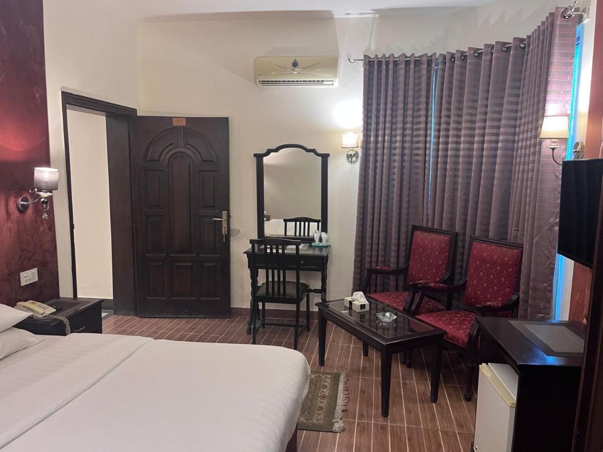 Shelton Hotel Rawalpindi Bagian luar foto